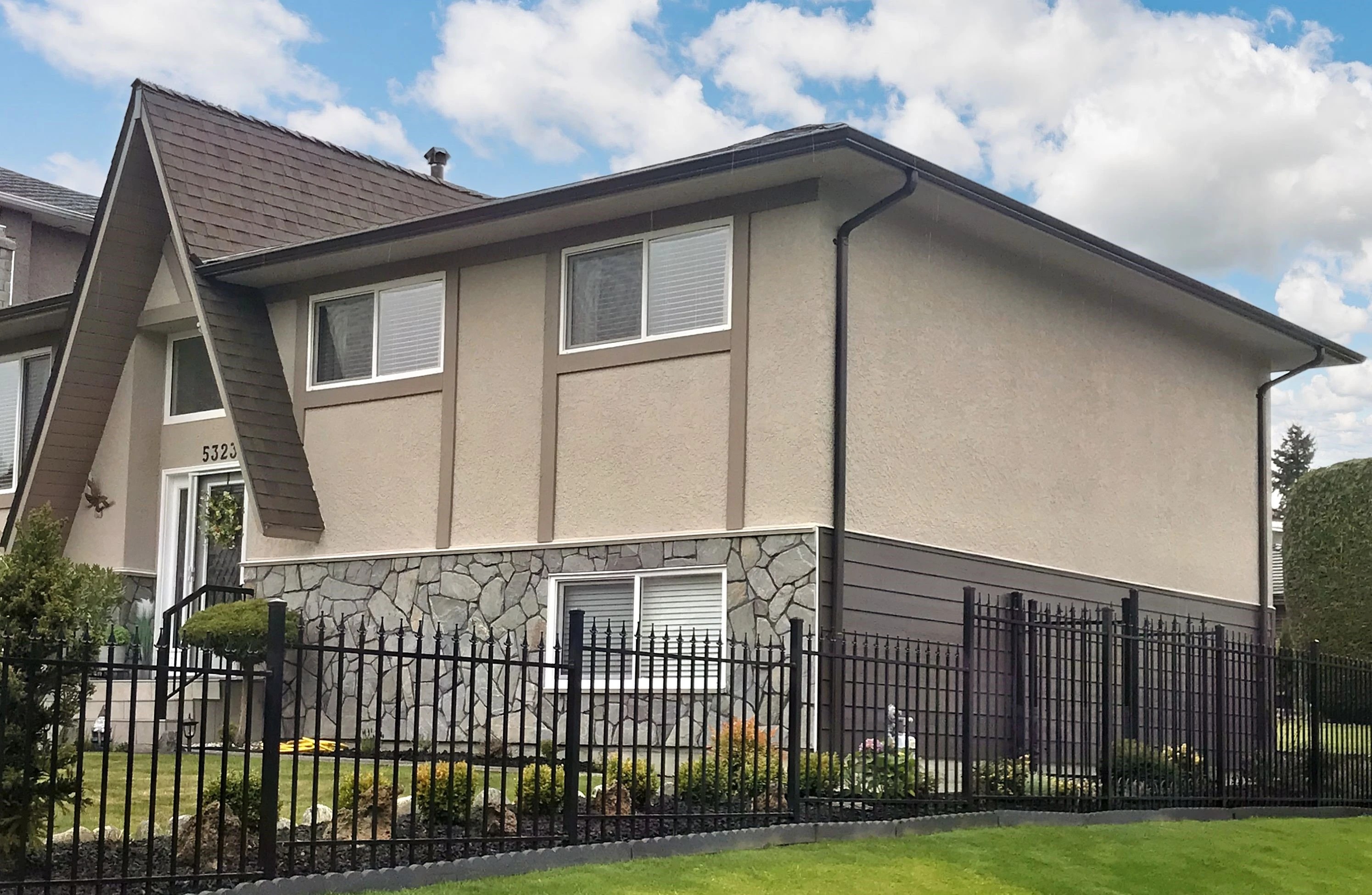 Early spring renovation for the fabulous older lady in Burnaby. Her dream was to have a stone at the front of the house. We made her dream become true. Also, we changed old rotten cedar siding for new Hardie planks in ColorPlus.